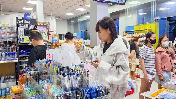 Học sinh lựa chọn các loại dụng cụ học tập phù hợp trước thềm năm học mới. Ảnh: Minh Phú - TTXVN