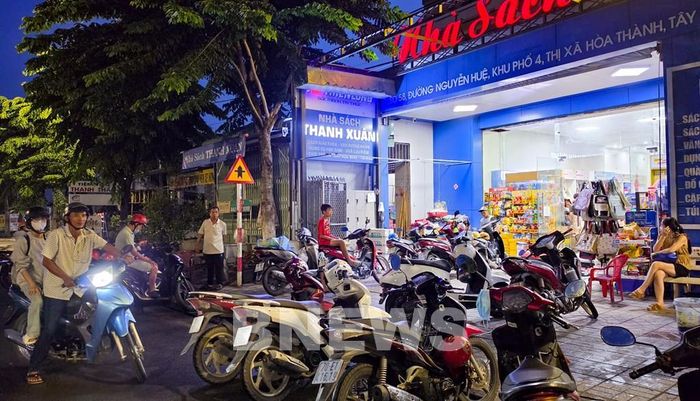 Không khí mua sắm sách vở, đồ dùng học tập diễn ra nhộn nhịp tại các cửa hàng trước ngày khai giảng năm học 2026-2027. Ảnh: Minh Phú – TTXVN
