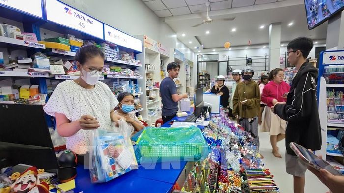 Phụ huynh trên địa bàn phường Long Hoa, tỉnh Tây Ninh tất bật lựa chọn sách giáo khoa, vở viết và đồ dùng học tập cho con trước thềm năm học 2026 - 2027. Ảnh: Minh Phú - TTXVN