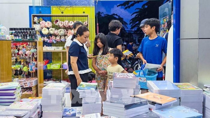 Sách giáo khoa, vở viết và đồ dùng học tập được bày bán đa dạng, đáp ứng nhu cầu chuẩn bị năm học mới của học sinh. Ảnh: Minh Phú - TTXVN