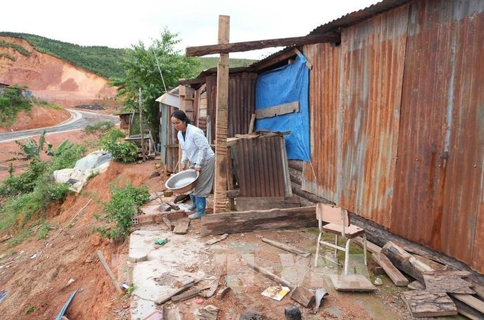 Nhiều nhà dân tại khu vực các lô thuộc khu A, B của khu dân cư Đưng K’Nớ 5 (xã Đam Rông 4) bị sạt lở tới sát mép nhà. Ảnh: Nguyễn Dũng – TTXVN