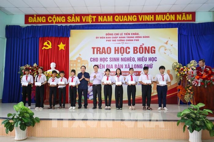 Trao học bổng tặng các em học sinh có hoàn cảnh khó khăn, vượt khó học tốt, góp phần động viên, tiếp thêm nghị lực để các em vươn lên trong học tập và cuộc sống. Ảnh: Giang Phương - TTXVN