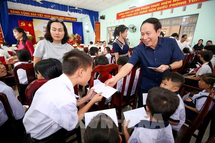 Phó Thủ tướng Lê Tiến Châu mong muốn mỗi suất học bổng sẽ trở thành nguồn động viên thiết thực, tiếp thêm nghị lực để các em học sinh có hoàn cảnh khó khăn vươn lên trong học tập, rèn luyện và hướng tới tương lai tốt đẹp. Ảnh: Giang Phương - TTXVN