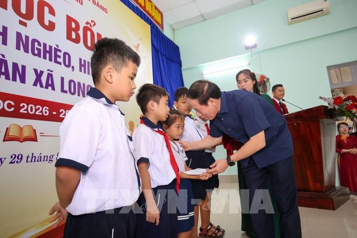 Phó Thủ tướng Chính phủ Lê Tiến Châu trao học bổng, động viên học sinh nghèo, hiếu học tại xã Long Chữ, tỉnh Tây Ninh. Ảnh: Giang Phương – TTXVN