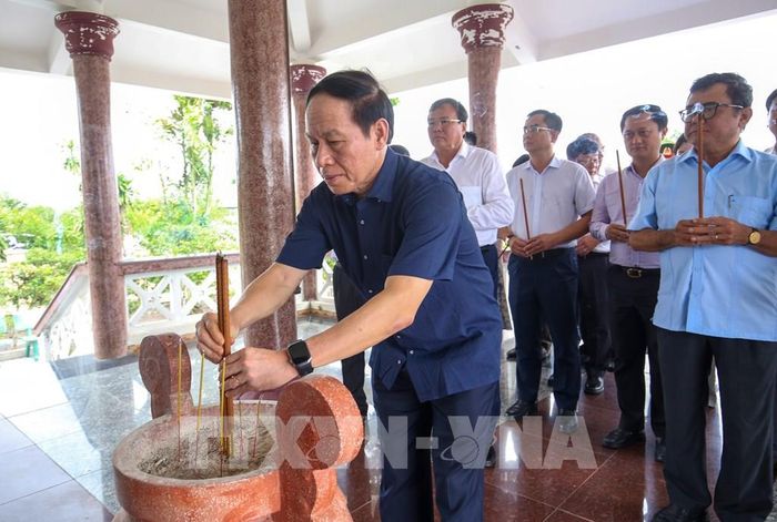 Phó Thủ tướng Chính phủ Lê Tiến Châu dâng hương tưởng niệm các thế hệ cách mạng tiền bối tại Địa điểm thành lập cơ sở Đảng đầu tiên của tỉnh Tây Ninh tại Giồng Nần. Ảnh: Giang Phương – TTXVN