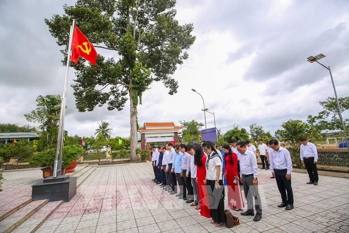 Đoàn công tác Chính phủ và lãnh đạo tỉnh Tây Ninh dành một phút mặc niệm, tưởng nhớ các thế hệ cách mạng tiền bối tại Địa điểm thành lập cơ sở Đảng đầu tiên của tỉnh Tây Ninh tại Giồng Nần. Ảnh: Giang Phương – TTXVN