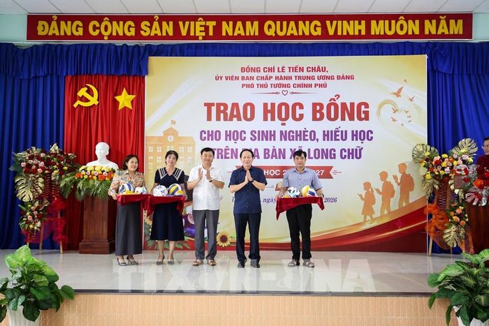 Phó Thủ tướng Chính phủ Lê Tiến Châu trao biểu trưng tặng dụng cụ thể thao cho xã Long Chữ. Ảnh: Giang Phương – TTXVN