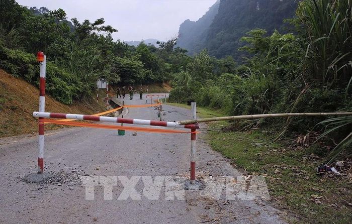 Cơ quan chức năng dựng rào chắn các phương tiện qua lại đường tỉnh 448. Ảnh: Thanh Hải - TTXVN