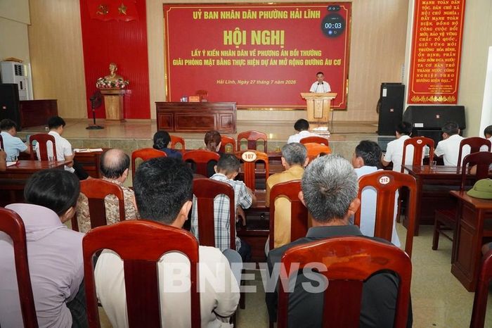 Phường Hải Lĩnh tổ chức Hội nghị lấy ý kiến nhân dân về phương án bồi thường, giải phóng mặt bằng các dự án trọng điểm. Ảnh: Khiếu Tư-TTXVN