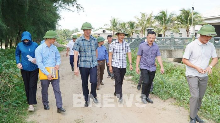 Phường Hải Lĩnh thành lập các tổ công tác, phân công cán bộ bám từng khu dân cư, từng hộ dân để rà soát hồ sơ, kiểm đếm, hoàn thiện phương án bồi thường, hỗ trợ. Ảnh: Khiếu Tư-TTXVN