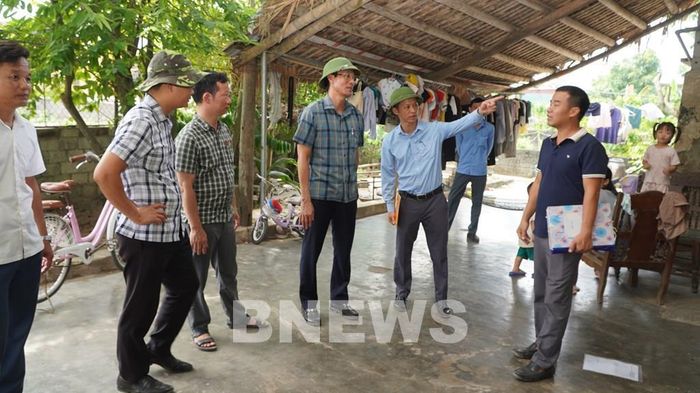 Phường Hải Lĩnh thành lập các tổ công tác, phân công cán bộ bám từng khu dân cư, từng hộ dân để rà soát hồ sơ, kiểm đếm, hoàn thiện phương án bồi thường, hỗ trợ. Ảnh: Khiếu Tư-TTXVN