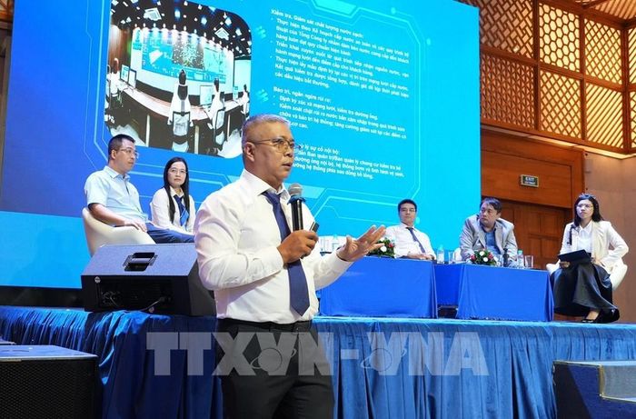 Chuyên gia kỹ thuật của Tổng Công ty Cấp nước Sài Gòn (Sawaco) trình bày tham luận tại hội thảo. Ảnh: Anh Tuấn - TTXVN