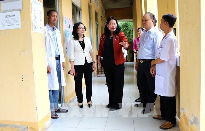 Phó Chủ tịch UBND tỉnh Vĩnh Long kiểm tra công tác tổ chức khám sàng lọc sức khỏe miễn phí cho người dân phường Duyên Hải, tỉnh Vĩnh Long. Ảnh: Lê Thúy Hằng – TTXVN
