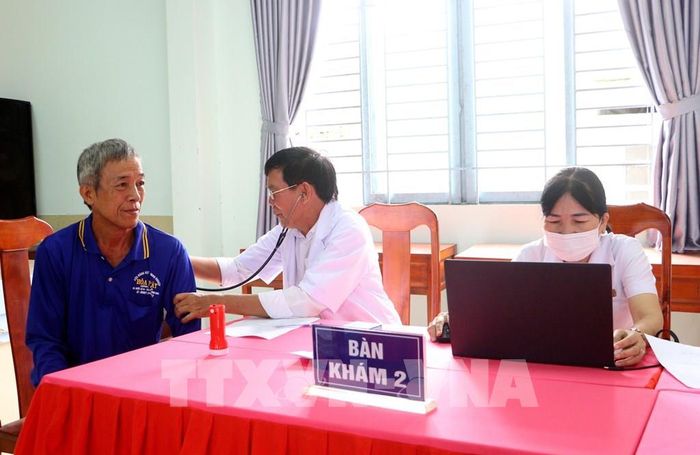Khám sàng lọc sức khỏe miễn phí cho người dân xã Tân Quới, tỉnh Vĩnh Long.Ảnh: Lê Thúy Hằng – TTXVN