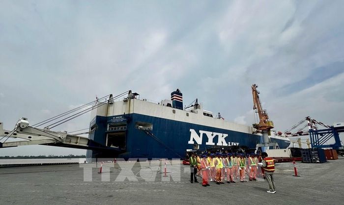 Công nhân bàn giao ca, chuẩn bị làm hàng cho tàu NYK LINE tại Chi nhánh Cảng Tân Vũ ngày 29/8/2026. Ảnh: Minh Huệ-TTXVN