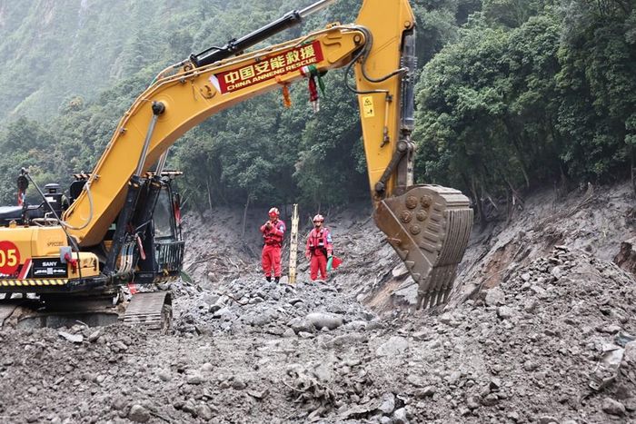 Lực lượng cứu nạn cứu hộ làm nhiệm vụ tại hiện trường bị tàn phá bởi lũ quét và sạt lở đất ở huyện Cát Long, Khu tự trị Tây Tạng, Trung Quốc ngày 29/8/2026. Ảnh: THX/TTXVN phát