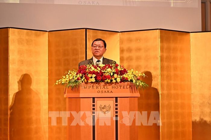 Phó Thống đốc Osaka Morioka Takekazu đọc thư chúc mừng của Thống đốc Osaka Yoshimura Hirofumi. Ảnh: Nguyễn Tuyến - Pv TTXVN tại Nhật Bản