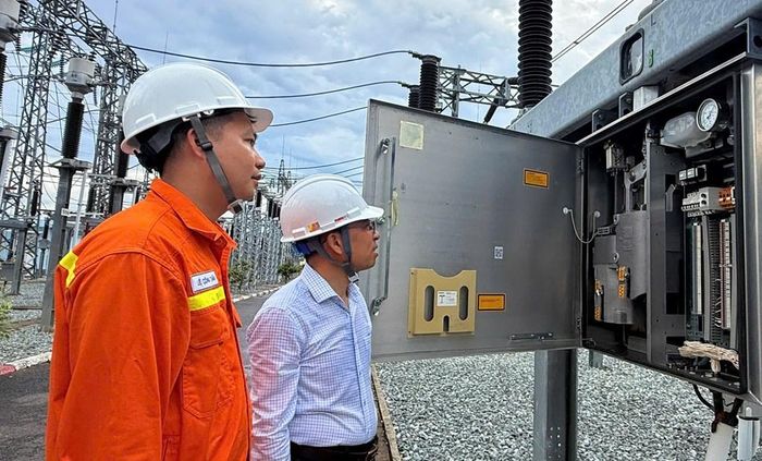 Ông Huỳnh Quang Thịnh - PGĐ PTC3 (áo trắng) kiểm tra công tác vận hành tại TBA 220kV Nha Trang. Ảnh: PTC3