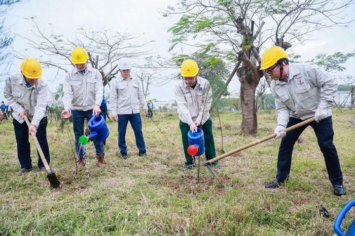 Ông Nguyễn Việt Thắng - Tổng Giám đốc BSR (ngoài cùng bên phải) cùng lãnh đạo Công ty trong buổi lễ trồng cây. Ảnh: Thuỳ Dương/Bnews/vnanet.vn