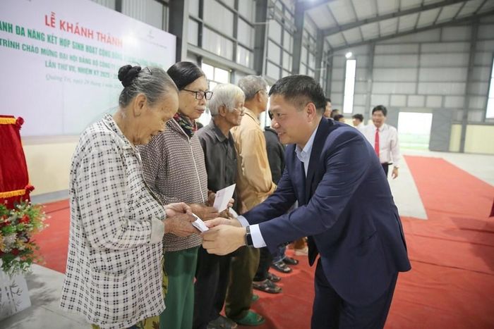 Ông Bùi Ngọc Dương - Bí thư Đảng ủy, Chủ tịch BSR tặng quà cho các hộ gia đình chính sách tại thị xã Quảng Trị. Ảnh: Thuỳ Dương/Bnews/vnanet.vn