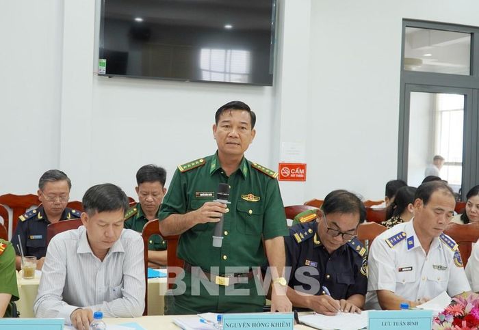 Đại tá Nguyễn Hồng Khiêm, Phó Chỉ huy trưởng nghiệp vụ Bộ đội Biên phòng tỉnh An Giang chia sẻ về công tác Biên phòng nói chung, vận động quần chúng nói riêng. Ảnh: Văn Sĩ-TTXVN