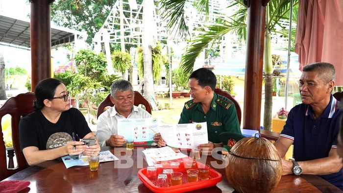 Cán bộ Đồn Biên phòng Vĩnh Nguơn tuyên truyền công tác phòng chống buôn lậu, mua bán người tại chùa Bồng Lai, phường Vĩnh Tế. Ảnh: Văn Sĩ-TTXVN