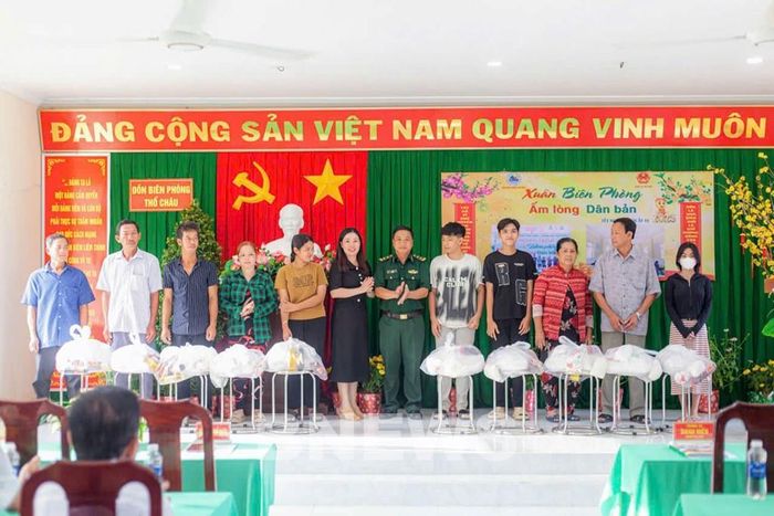 Bộ đội Biên phòng An Giang tặng quà cho hộ nghèo, hoàn cảnh khó khăn. Ảnh: Văn Sĩ-TTXVN