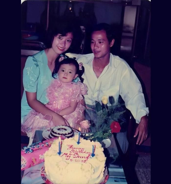 Diễn viên Midu đăng tải bức ảnh gia đình chụp vào năm 1992. Ảnh: Chụp màn hình FBNV