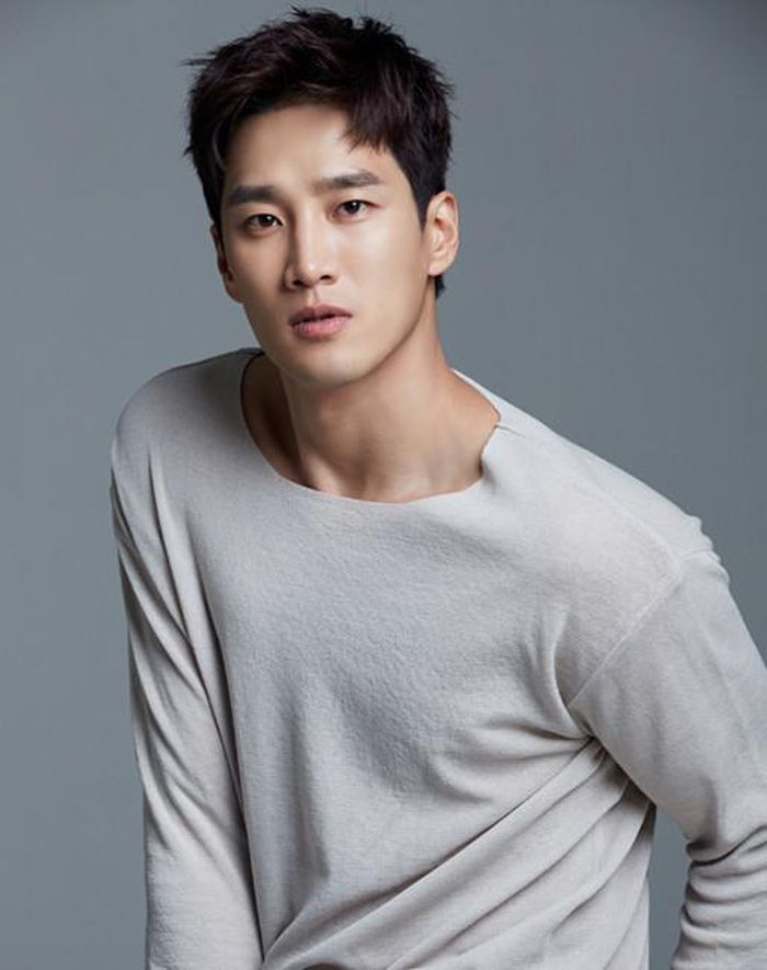 Ahn Bo Hyun "đuổi" Kim Seon Ho sát sao trên bảng xếp hạng tháng 8.