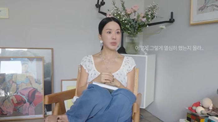 Uhm Jung Hwa cho biết cô cố gắng tập thể dục ít nhất hai ngày một lần, duy trì các bài tập Pilates và tập tạ.