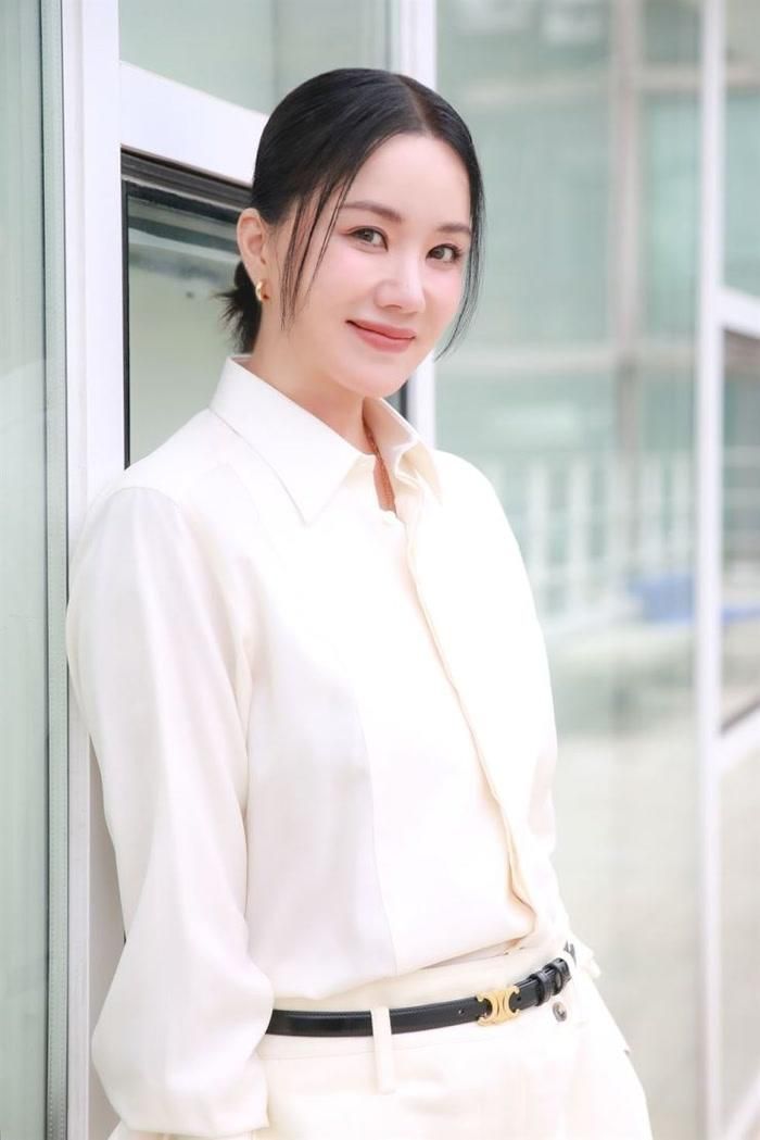 Uhm Jung Hwa cho rằng các liệu trình tại phòng khám da liễu là điều cần thiết và từng rất chăm chỉ thực hiện từ khi còn trẻ.