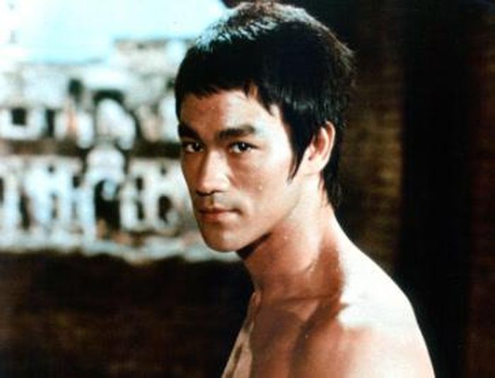 Lý Tiểu Long thời trưởng thành, khi cá tính và phong cách võ thuật riêng đã dần được định hình.