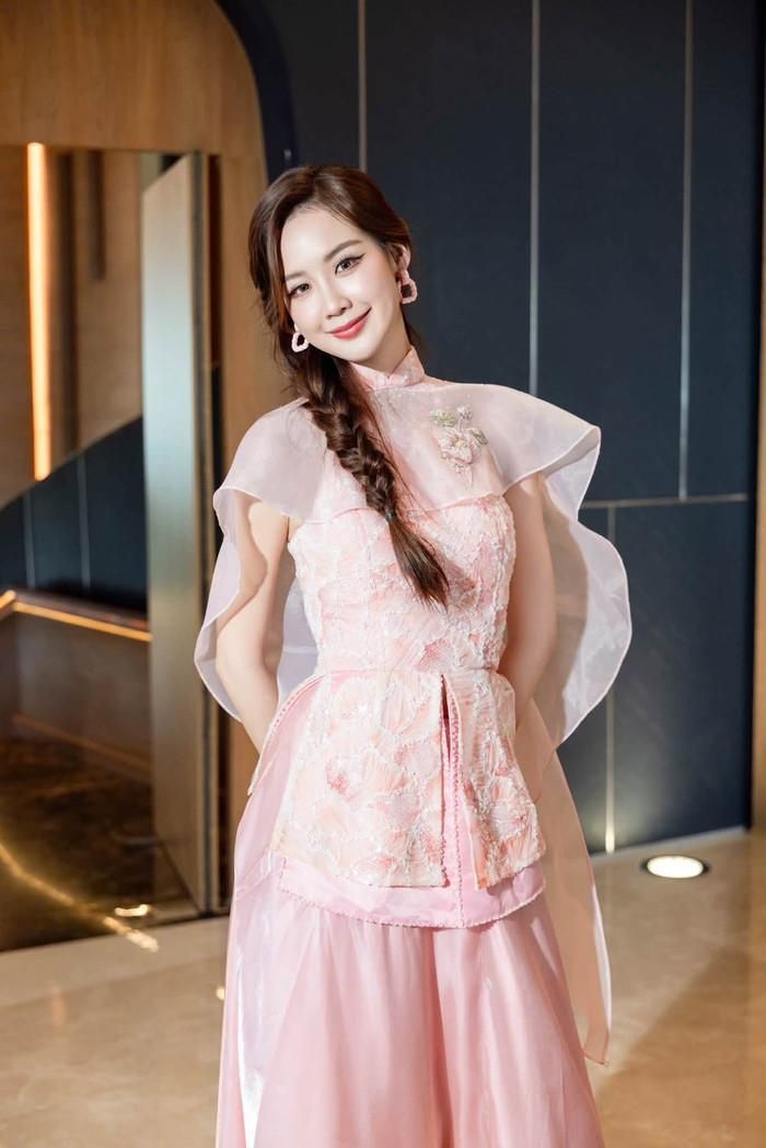 Bảo Ngọc được nhận xét có kỹ năng tiếng Anh trôi chảy, cởi mở và đạt nhiều thành tích trong những ngày qua ở Miss World.