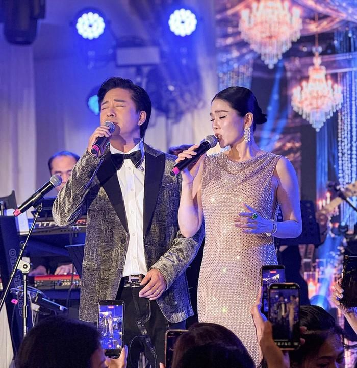Tuấn Hưng trong một đêm nhạc tại Mỹ.