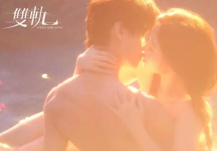 Song Quỹ  tiếp tục là một tác phẩm gây chú ý với mô-típ tình cảm đặc biệt. Phim có sự tham gia của Ngu Thư Hân và Hà Dữ, kể về Khương Mộ và Cận Triều. Ảnh: NSX