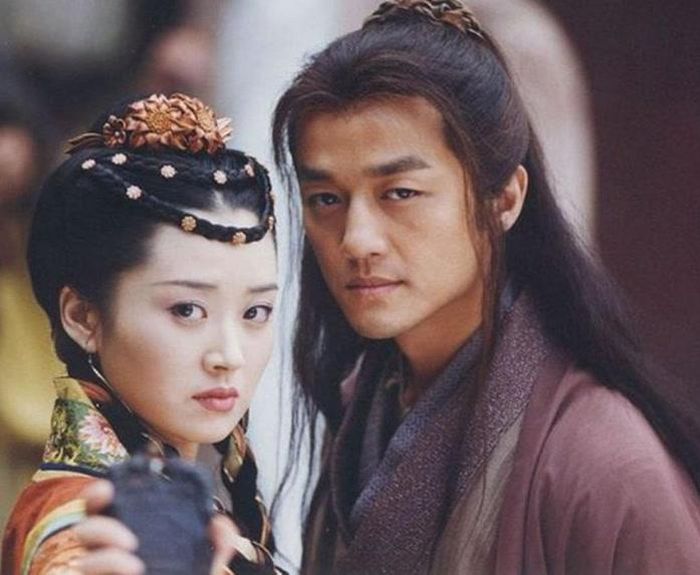 Phiên bản Tiếu Ngạo Giang Hồ năm 2001 với Lý Á Bằng và Hứa Tình được nhiều khán giả nhớ đến qua hình ảnh Lệnh Hồ Xung và Nhậm Doanh Doanh. Bộ phim không chỉ có những màn đấu võ mà còn khai thác sâu cuộc chiến quyền lực giữa các môn phái. Lệnh Hồ Xung là một nhân vật phóng khoáng, không thích bị ràng buộc bởi những quy tắc giang hồ. Chuyện tình với Nhậm Doanh Doanh càng khiến hành trình của chàng thêm hấp dẫn.