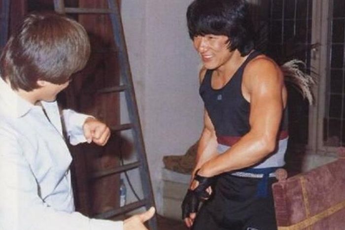 Hậu trường cảnh phim kinh điển giữa Thành Long và Benny Urquidez trong Wheels on Meals (1984).