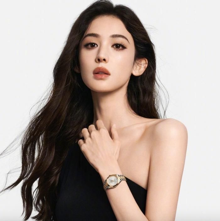 Xuất thân người mẫu giúp Cổ Lực Na Trát có lợi thế về hình thể và khả năng tạo dáng trước ống kính. Ảnh: NSX