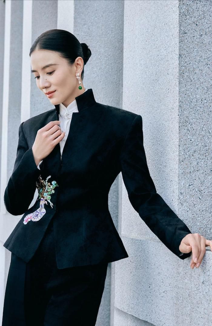 Tống Giai tiếp tục theo đuổi phong cách thời trang đậm tính hình khối. Bộ trang phục mang cảm hứng phương Đông được xử lý trên nền phom dáng vest, tạo vẻ mạnh mẽ, chỉn chu. Những chi tiết họa tiết được tiết chế giúp tổng thể giữ được nét trang nhã.