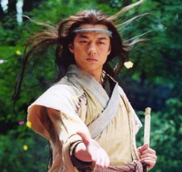 Lý Á Bằng mang đến một Lệnh Hồ Xung mạnh mẽ và trưởng thành trong bản phim năm 2001.
