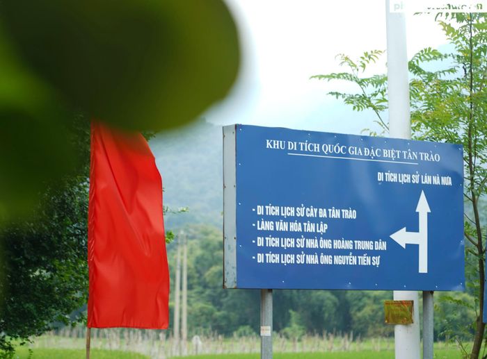 Khu di tích quốc gia đặc biệt Tân Trào (xã Tân Trào, Tuyên Quang) nằm giữa núi rừng Việt Bắc. Với hệ thống 18 di tích và cụm di tích tiêu biểu được xếp hạng di tích quốc gia, nơi đây lưu giữ những dấu mốc quan trọng của cách mạng Việt Nam.