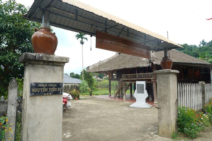 Nhà ông Nguyễn Tiến Sự, Chủ nhiệm Việt Minh Tân Trào ở thôn Tân Lập, xã Tân Trào, là một trong những địa điểm Chủ tịch Hồ Chí Minh ở và làm việc trong những ngày đầu trở về Tân Trào. Người đã ở và làm việc tại đây từ ngày 21 đến cuối tháng 5/1945, trước khi chuyển lên Lán Nà Nưa.