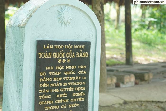 Tại Tân Trào, Hội nghị toàn quốc của Đảng diễn ra ngày 14 và 15/8/1945, quyết định tập trung mọi lực lượng để giành chính quyền và thành lập Ủy ban Khởi nghĩa toàn quốc. Những quyết định tại Hội nghị đã tạo cơ sở quan trọng để cả nước tiến tới Tổng khởi nghĩa.