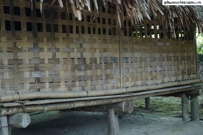 Lán Nà Nưa nằm bên sườn núi, giữa không gian rừng xanh, là nơi Chủ tịch Hồ Chí Minh ở và làm việc từ tháng 5 đến tháng 8/1945. Tại đây, Người trực tiếp chỉ đạo chuẩn bị Tổng khởi nghĩa và lãnh đạo cuộc Tổng khởi nghĩa giành chính quyền trong cả nước.