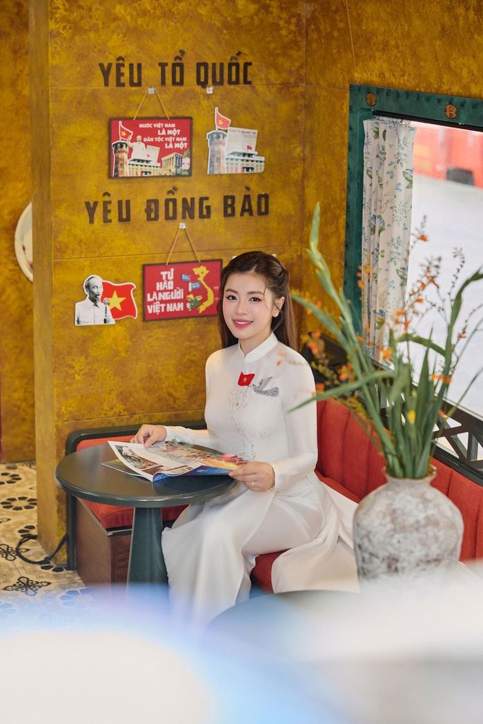 Mỗi góc trên chuyến tàu đều có thể là một điểm check-in ấn tượng, khơi gợi niềm tự hào dân tộc