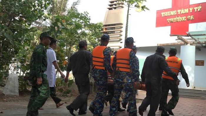 Các ngư dân được đưa về Trạm Y tế Trường Sa để kịp thời thăm khám, cứu chữa.