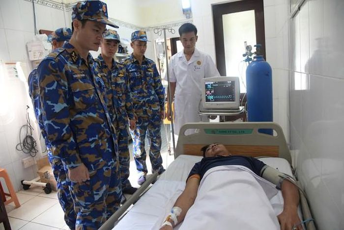 Công tác thăm khám sức khỏe, ăn, ngủ của 32 ngư dân gặp nạn trên biển được Bộ đội Trường Sa đảm bảo đầy đủ, tận tình.