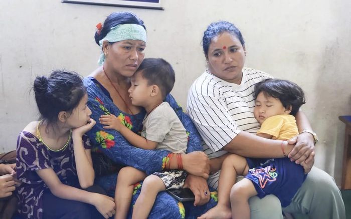 Phụ nữ, trẻ em Nepal đối mặt nhiều khó khăn sau lũ quét
