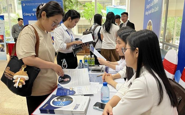 Sinh viên tìm hiểu thông tin tuyển dụng tại ngày hội việc làm khuôn viên Trường Đại học Luật Hà Nội
