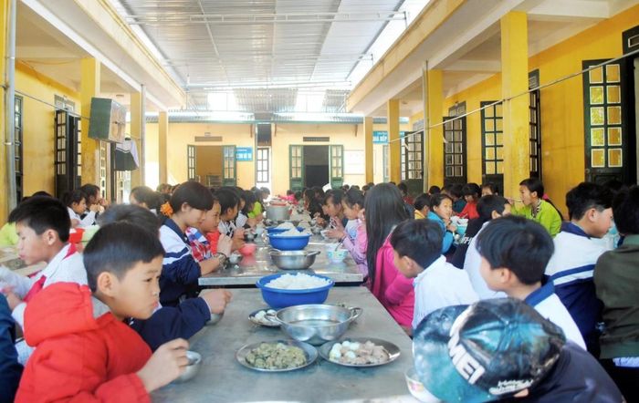 Bữa ăn bán trú của học sinh Trường THCS Võ Nguyên Giáp.
